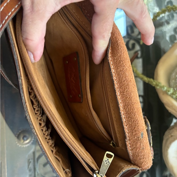 Patricia Nash Lanza leather purse w zipper pockets and crossbody closure - Picture 5 of 5